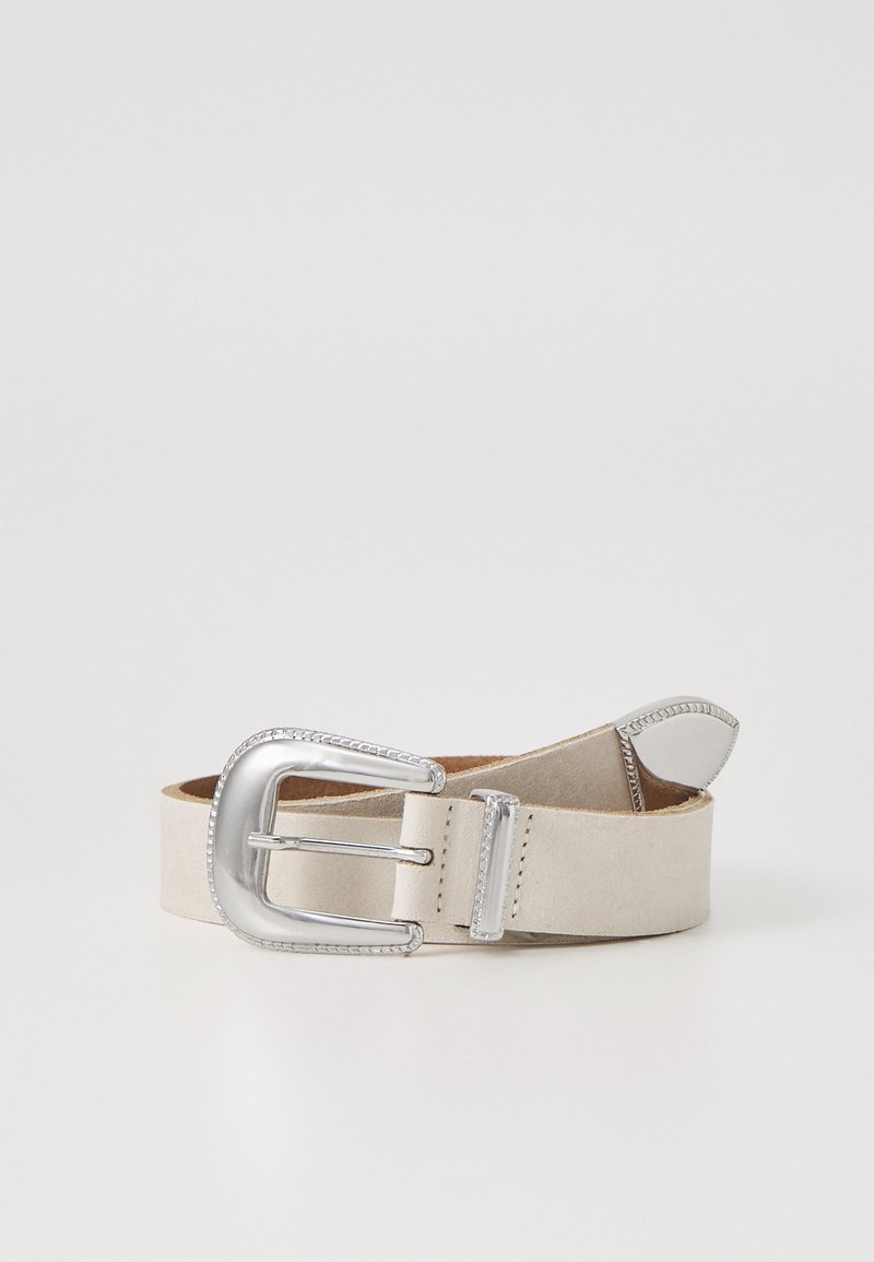 Ceinture en daim beige avec une grande boucle en métal argenté, dotée d'un bord texturé et d'un ardillon pour la fermeture, conçue avec une silhouette simple et épurée.