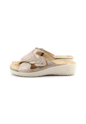 Sandali slip-on in suede grigio chiaro con una tomaia testurizzata e perforazioni, dotati di una soletta imbottita e una suola a wedge bianca.