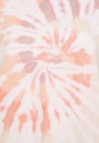 Tessuto in cotone con un motivo spiralato di tie-dye in tonalità morbide di pesca, rosa chiaro e beige, con una finitura liscia e testurizzata.