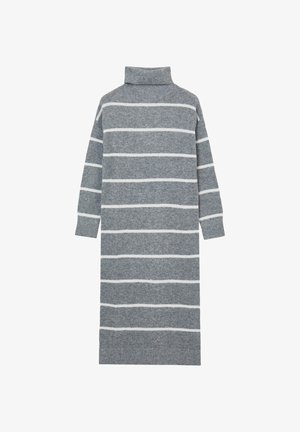 Robe en tricot grise avec un col montant, présentant des rayures horizontales blanches. Fabriquée en tissu tricoté, elle a des manches longues et une coupe ample.