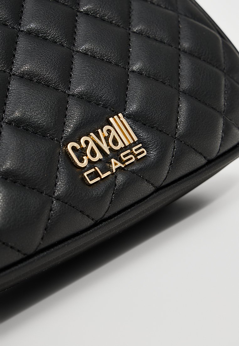 Borsa a tracolla in pelle trapuntata nera con il logo dorato "Cavalli Class". Il materiale presenta una texture liscia con motivi a rombi.