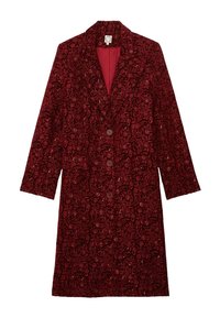 Manteau en velours rouge à fleurs avec des manches longues, un col à revers et deux boutons à l'avant. L'intérieur présente une doublure rouge uni.
