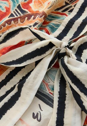 Mehrfarbiger, gemusterter Schal mit abstrakten Designs in Rot-, Blau- und Orangetönen, in der Mitte mit einer schwarz-weiß gestreiften Krawatte.