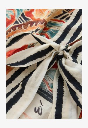 Mehrfarbiger, gemusterter Schal mit abstrakten Designs in Rot-, Blau- und Orangetönen, in der Mitte mit einer schwarz-weiß gestreiften Krawatte.