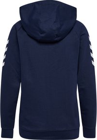 Huvtröja i mörkblått med en jämn textur, med vita diagonala ränder på vänster axel och en standard ribbad nederkant.