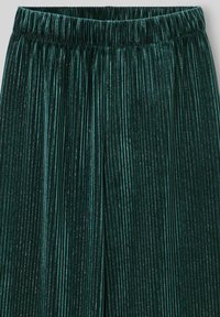 Pantalon en velours bleu sarcelle avec des plis verticaux et une ceinture élastique, présentant une texture douce avec des étincelles subtiles sur toute la surface.