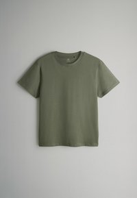 Olivenfarvet kortærmet t-shirt lavet af blød bomuld, med rund halsudskæring og en afslappet pasform uden synlige mønstre eller detaljer.