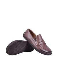 Mocassin en cuir marron à enfiler avec petit talon, bout rond et semelle en caoutchouc noire texturée, vu de dessus et de dessous.