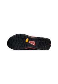 Semelle extérieure Vibram noire avec des crampons multidirectionnels, dotée d'un intercalaire rose et d'un logo jaune proéminent près du talon.