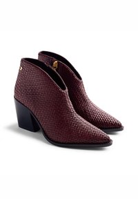 Bottines bordeaux avec une texture tissée, bout pointu et talon bloque. Fermeture à glissière latérale avec accents en métal doré.