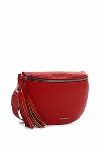 Borsa a tracolla rossa in pelle con finitura testurizzata, chiusura con zip, dettagli laterali con nappine e forma semi-circolare. Presenta hardware con marchio.