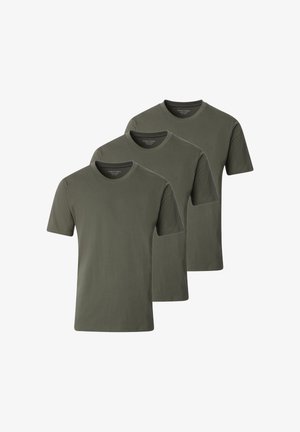 Trois t-shirts à col rond à manches courtes de couleur vert olive, superposés, avec un design uni et un petit logo sur la poitrine gauche.
