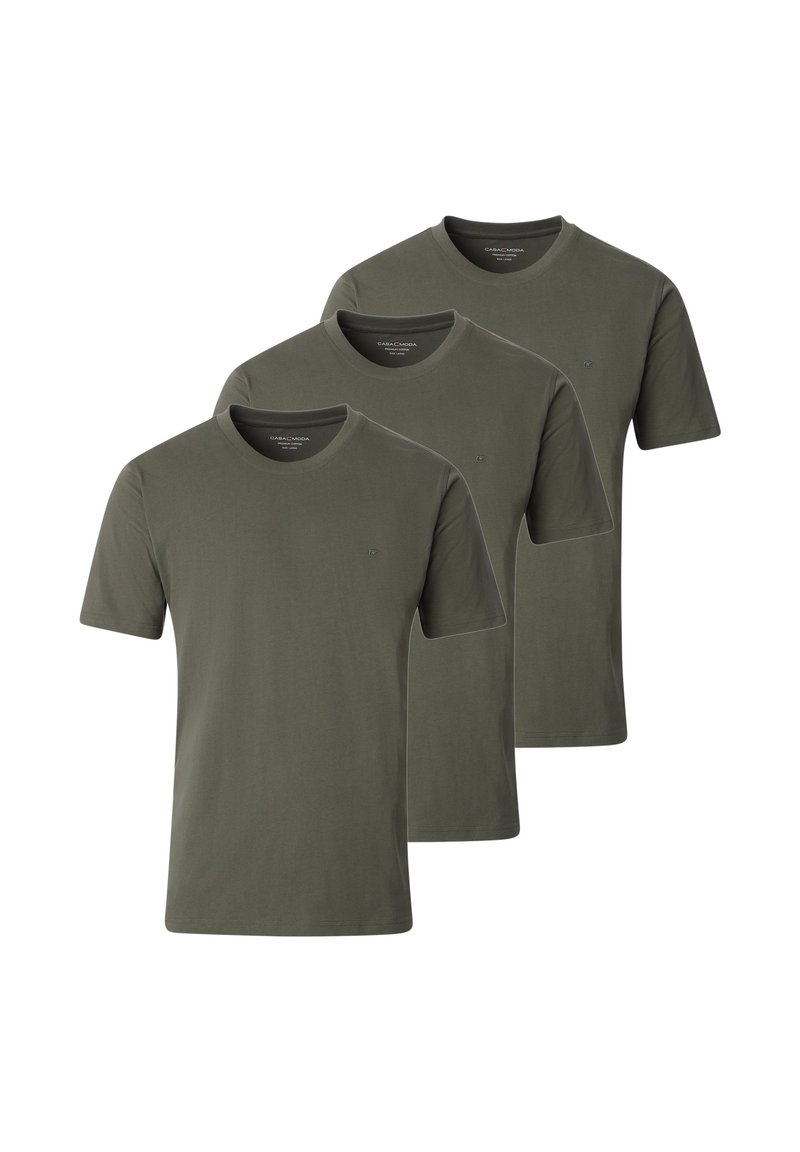 Tre magliette a maniche corte verde oliva a girocollo sovrapposte, design semplice con piccolo logo sul lato sinistro del petto.