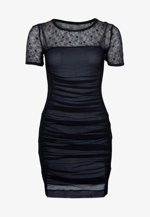 Vestito nero aderente a drappeggi con maniche corte in pizzo e parte superiore del petto e scollo in pizzo trasparente.