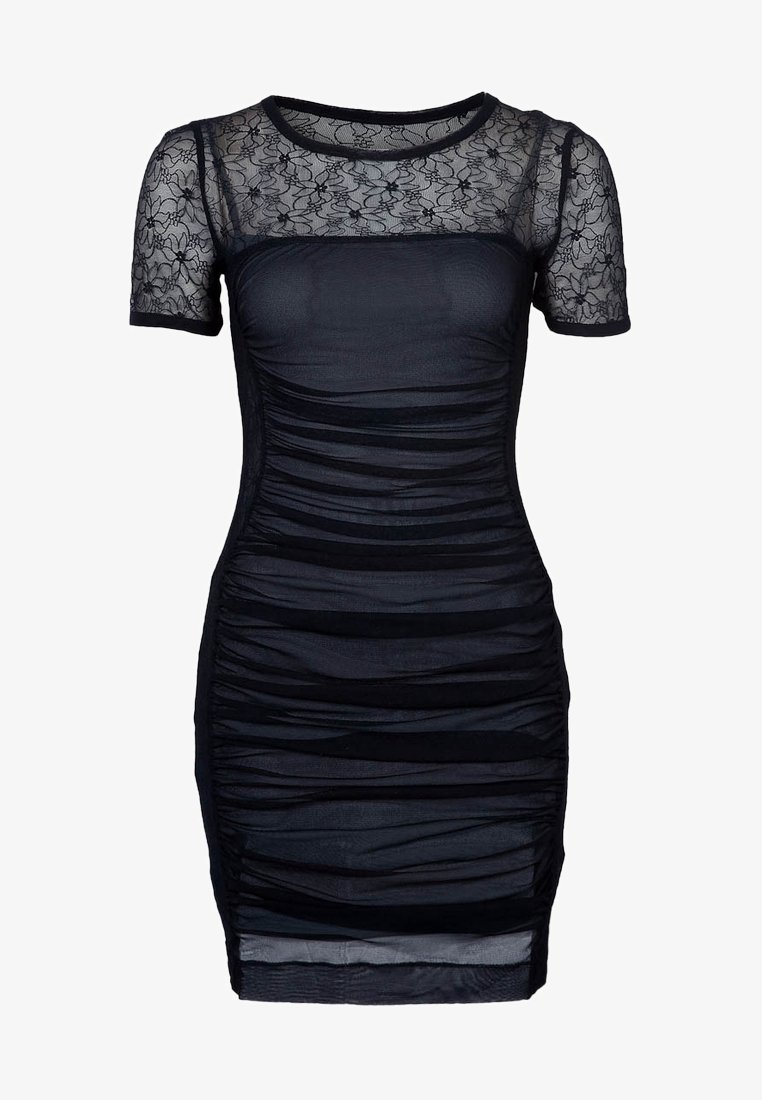 Robe moulante noire froncée avec manches courtes en dentelle et partie supérieure du buste et encolure en dentelle transparente.