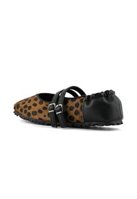 Cipele s leopard uzorkom na ravnom potplatu s crnim kožnim prstom i petom, dvostrukim crnim kopčama i teksturiranom površinom uz gumeni potplat.