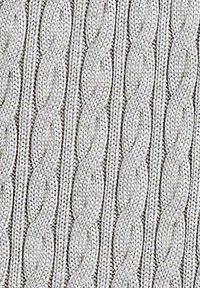 Helles graues gestricktes Gewebe mit einem erhöhten Kabelmuster und gedrehten Designs, das einen strukturierten und schichtartigen visuellen Effekt bietet.