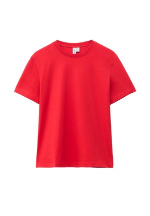 T-shirt rouge uni à manches courtes avec col rond, avec une étiquette blanche visible à l'intérieur du col, présenté à plat sur un fond blanc.