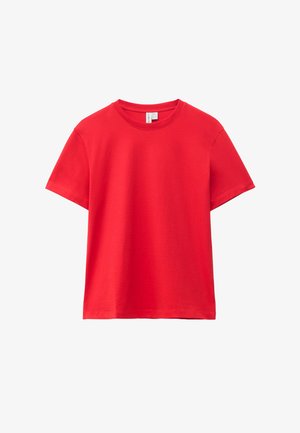T-shirt rouge uni à manches courtes avec col rond, avec une étiquette blanche visible à l'intérieur du col, présenté à plat sur un fond blanc.