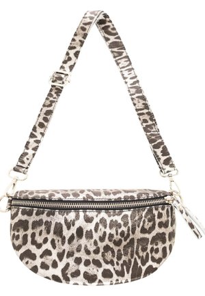 Verstellbare Schultertasche mit silbernem und schwarzem Leopardenmuster, Reißverschluss an der Vorderseite und silberner Verschlusshardware.