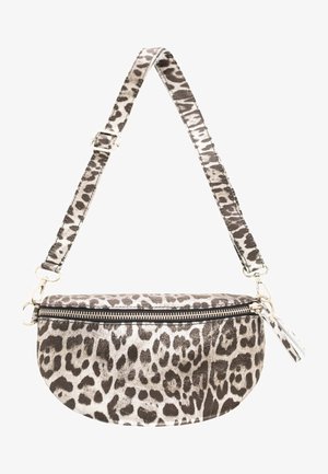 Verstellbare Schultertasche mit silbernem und schwarzem Leopardenmuster, Reißverschluss an der Vorderseite und silberner Verschlusshardware.