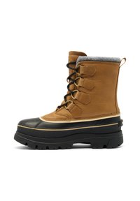 Brun läderboot med grå fleecefoder, svart gummisula, sex snörhakar, strukturerade mönster och en robust, hållbar design.