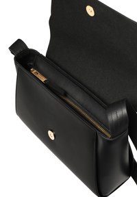 Schwarze Leder-Umhängetasche mit glatter Textur, goldfarbenen Beschlägen und einer Innentasche mit Reißverschluss. Klappverschluss mit einem Metallschnappverschluss.