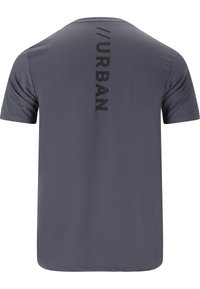 Harmaan lyhythihainen T-paita, jossa on teksturoitu kangas. Takana pystysuora musta teksti "URBAN". Pyöreä kaula-aukko, klassinen fit.