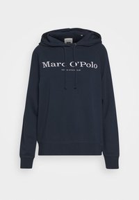 Granatowa bluza z kapturem z dużym białym napisem „Marc O'Polo” na przodzie, z kapturem ze sznurkiem oraz ściągaczami przy mankietach i dole.