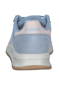Sneaker Adidas di colore azzurro chiaro con retro in suede e tomaia in mesh. Dotate di una intersuola bianca e suola in gomma naturale. Branding sul tallone.