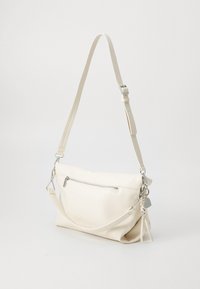 Borsa in stile hobo in ecopelle bianca con finitura testurizzata. Dotata di una tracolla regolabile e di una tasca frontale con zip e dettagli in metallo argentato.