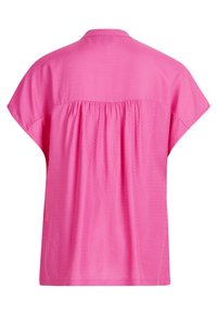 Blouse rose vif à manches courtes avec un motif texturé subtil et un détail froncé sous l'empiècement supérieur du dos.