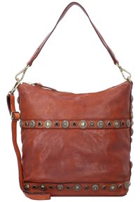 Borsa a mano in pelle marrone con chiusura a zip, decorata con borchie metalliche di forme circolari e triangolari lungo la tracolla e il corpo.