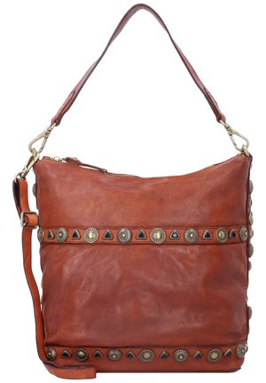 Borsa a mano in pelle marrone con chiusura a zip, decorata con borchie metalliche di forme circolari e triangolari lungo la tracolla e il corpo.