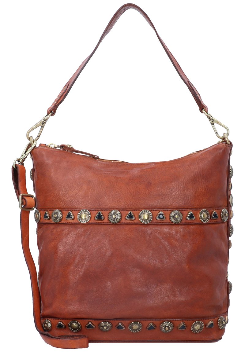 Borsa a mano in pelle marrone con chiusura a zip, decorata con borchie metalliche di forme circolari e triangolari lungo la tracolla e il corpo.