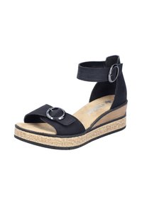 Zwarte wedge-sandaal met een kurkenachtige zool, voorzien van een voorband met zilverkleurige hardware en een enkelband voor een veilige pasvorm. Zachte beige binnenzool.