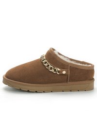 Scarpa slip-on in suede marrone con interno soffice, caratterizzata da un accento in catena dorata e una suola in gomma testurizzata per una migliore aderenza.
