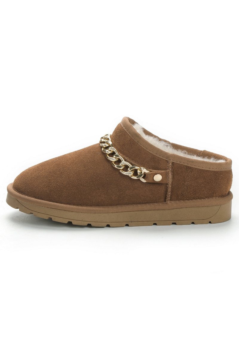 Scarpa slip-on in suede marrone con interno soffice, caratterizzata da un accento in catena dorata e una suola in gomma testurizzata per una migliore aderenza.