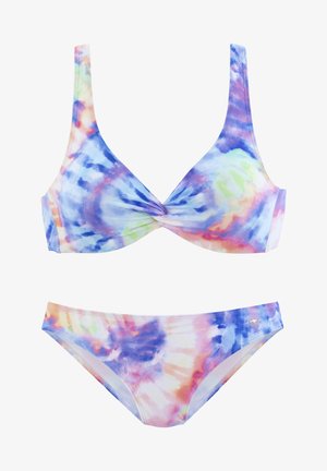 Ensemble de bikini tie-dye comprenant un bralette à devant torsadé avec des bretelles ajustables et un bas taille basse assorti, dans des nuances de lavande, rose et bleu.