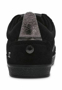 Černé semišové tenisky s metalickým stříbrným akcentem na patě, polstrovaným límcem a texturovanou černou gumovou podrážkou. Logo detail na straně.