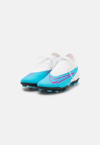 Ghete de fotbal albastre și albe cu accente roz și un design superior texturat. Prezintă cuie din cauciuc negru pe talpă pentru aderență.