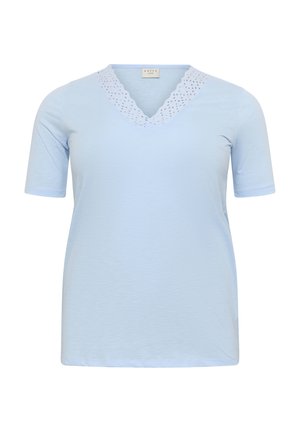 Svijetloplava majica kratkih rukava s V-izrezom i dekorativnom čipkastom obrubom oko izreza. Glatka tekstura i opušteni kroj.