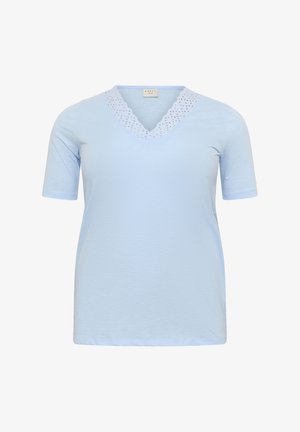 T-shirt bleu clair à manches courtes avec un décolleté en V et une bordure en dentelle décorative autour du col. Texture lisse et coupe décontractée.