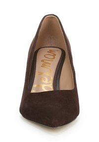 Stiletto en daim marron avec un design à bout pointu. Présente une doublure intérieure lisse et un logo doré sur la semelle intérieure. Fini mat texturé.
