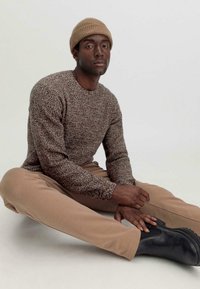 hessnatur REGULAR - Broek - lehm