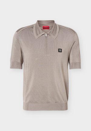 Ανοιχτό καφέ κοντομάνικη πόλο μπλούζα με φερμουάρ στη λαιμόκοψη και μαύρο τετράγωνο λογότυπο Hugo στο αριστερό στήθος.