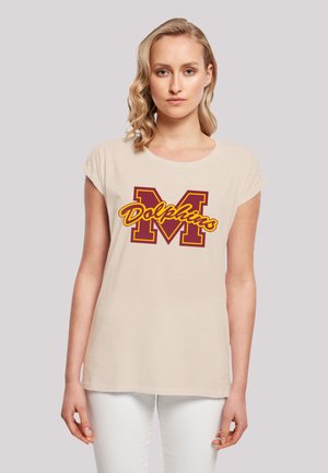 Beige T-Shirt aus weichem Stoff, mit einem auffälligen grafik in Dunkelrot und Gelb mit dem Schriftzug "Dolphins" und einem "M"-Logo. Kurze Ärmel, lockere Passform.