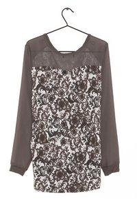 Haut à manches longues présentant une partie supérieure transparente marron et une section inférieure en dentelle blanche avec des motifs floraux intriqués et des détails marron.