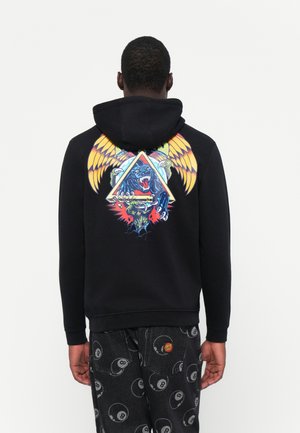 Zwarte hoodie met een kleurrijke graphic op de achterkant met een beer, vleugels en geometrische vormen. Zacht materiaal, capuchon met trekkoord, geribbelde manchetten.