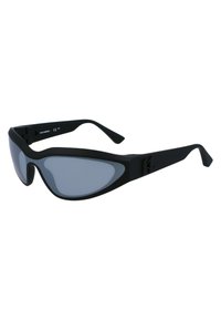 Μαύρα γυαλιά ηλίου με κομψό, περιφερειακό σχέδιο; γκρι φακοί με φινίρισμα ματ και γωνιακούς βραχίονες για ασφαλή εφαρμογή.